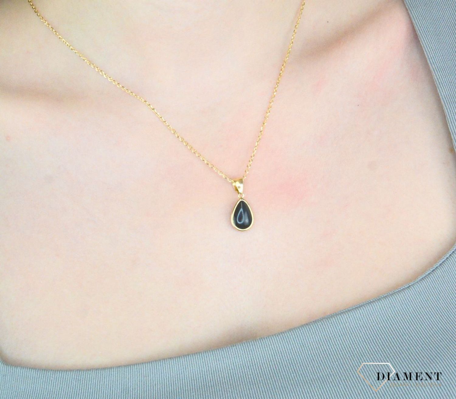 Zawieszka złota łezka onyks pr 585, E0NUE14059 ONX Wisiorek został wykonany z wysokiej jakości złota próby 585. Złoto to jeden z najpopularniejszych kruszców, cenione przez kobiety na całym świecie1.jpg